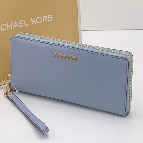 MICHAEL KORS LARGE TRAVEL CONTINENTAL WRISTLET WALLET PALE BLUE COLOR
NWT - Picture 2 of 16